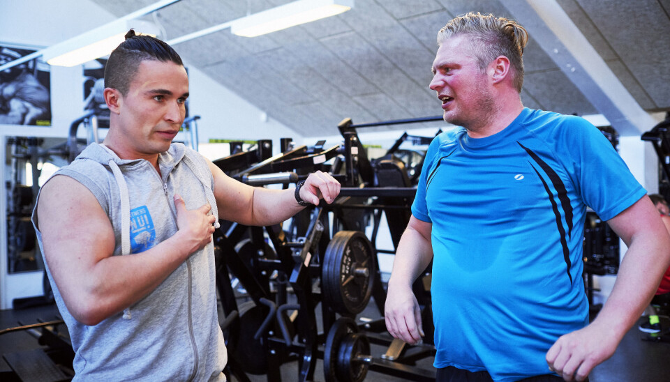 Gustav Salinas træner Lars fra NOVA FM i forbindelse med Støt Brysterne kampagne. (Foto: Bo Nymann)
