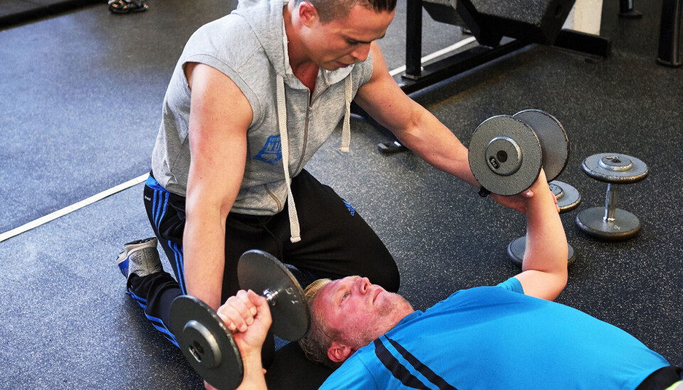 Gustav Salinas træner Lars fra NOVA FM i forbindelse med Støt Brysterne kampagne. (Foto: Bo Nymann)