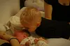 Milans første møde med sin lillebror, Elliot (Foto: Privat)