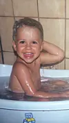 Kan du gætte hvem den glade badenymfe er?.... (Foto: Privat)