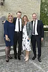 Blandt gæsterne til guldbryllupsvelsignelsen og festen i Dyrehaven var Kristian Thulesen Dahl og hans hustru Berit Holmgaard Olesen (tv) sammen Peter Skaarup og hans hustru Therese Skaarup. (Foto: James Thisted)