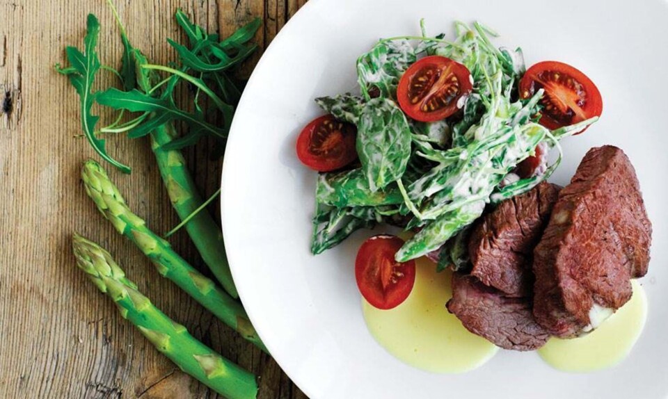 Grillet oksemørbrad med aspargessalat og hollandaisesauce