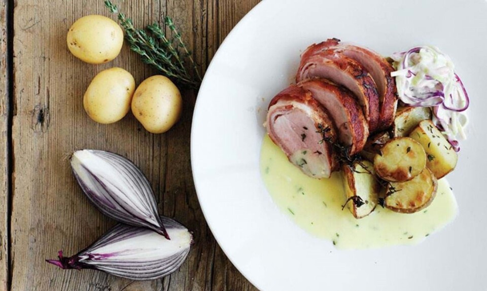 Baconindpakket svinefilet med æbleslaw og ovnstegte kartofler med bearnaisesauce
