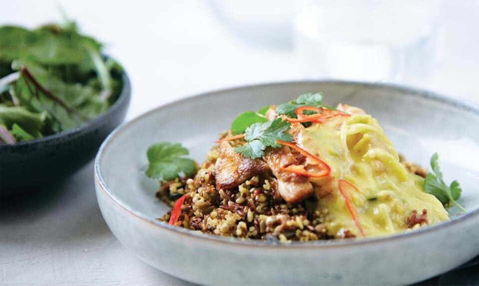 Kyllingeoverlår med fuldkornsris og karry-ingefærsauce