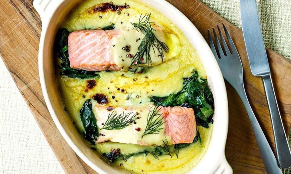 Hollandaise-gratineret laks med spinat