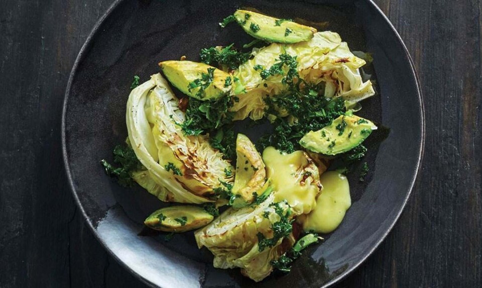 Stegt spidskål med avocado, grønkål og hollandaise