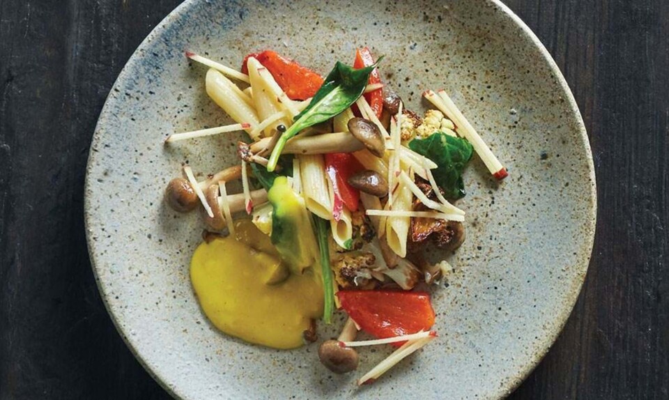 Penne med stegte svampe, grøntsager og karrysauce