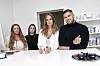 Geggo og Cengiz sammen med medarbejderne Patricia og Monica (Foto: Janus Nielsen)