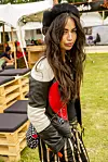 Aura Dione så frem til en god festival, hvor hun skulle nyde en masse forskellig musik. – Jeg skal selv spille rigtig mange koncerter hele sommeren, så jeg får faktisk ikke tid til at holde ferie. Men jeg elsker jo også musikken, så det er i orden, lød det fra  sangerinden. (Foto: Michael Stub)