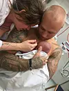 Hele familien har det godt efter et langt forløb. (Foto: Privat)