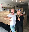 Stine Kronborg havde fint besøg af Rikke Gøransson og kæresten Mads. (Foto: Privat)