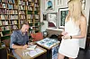 Richard skrev med glæde en lille personlig hilsen til de folk, der ville købe hans bog. (Foto: Malene Porup)