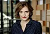 Under optagelserne til det næstsidste program i den nye sæson af 'Sporløs' blev programmets vært, Ditte Haue, ramt af en sjælden tropebakterie i Thailand.
Tv-værten begyndte at få det dårligt, mens holdet var afsted. I begyndelsen skød Ditte Haue det hen og troede, at utilpasheden skyldtes søvnmangel, jetlag eller de høje temperaturer.
- Jeg kunne mærke, at jeg blev lidt mere afkræftet og træt og havde svært ved at fokusere, men jeg kæmpede mig igennem, for jeg troede, det måske bare var almindeligt ubehag, fortæller hun til Ritzau Fokus.
LÆS OGSÅ: Prins Henrik indlagt igen
'Man er drønbange'
Men da Ditte Haue kom hjem til Danmark igen, blev symptomerne forværret, og da hun et par dage efter også fik meget høj feber, kontaktede hun skadestuen, som straks ville tilse tv-værten.
 Ditte Haue kan inden længe opleves på skærmen i en ny omgang 'Sportløs'. (Foto: DR/Agnete Schlichtkrull)
Ditte Haue var så svimmel, at hun dårligt kunne gå, og hun blev straks indlagt i isolation med meget høje infektionstal og meget lavt blodtryk.
- Man er drønbange for, hvad det er, man har fået med hjem, også fordi man kan se, at tallene går i de forkerte retninger, fortæller Ditte Haue videre.
Efter en lille uge fik hun det bedre, så hun kunne komme hjem. Men hun følte sig stadig ikke helt frisk, og da symptomerne kort tid efter blev forværret igen, blev tv-værten atter indlagt. Lægerne gav hende en ny antibiotikabehandling i frygt for, at bakterien var blevet resistent.
Hver gang hun enten skulle behandles eller fik besøg, skulle folk have dragter og handsker på - både for at beskytte hendes pårørende mod bakterien, som lægerne mente var menneskeoverført, men også for at beskytte den svækkede tv-vært mod andre sygdomme.
LÆS OGSÅ: DR: Derfor lukker vi ‘X Factor’
Enormt mærket
Det var først efter anden indlæggelse, at bakterien blev slået ned, men Ditte Haue var i lang tid enormt mærket af sygdommen.
- Jeg har aldrig prøvet at være så dårlig før i hele mit liv. Jeg har aldrig prøvet at være så udmattet, så træt og så drænet i hele mit liv, siger hun og fortsætter:
- Der var ikke overskud til noget som helst. Kun til at sove, døse rundt og prøve at få spist, for jeg havde også tabt mig meget.
Bakterien havde givet så meget betændelse i Haues krop, at hun var sygemeldt i tre måneder.
STORT GALLERI: Bag kameraet på ‘Kender du typen’
Tilbage på job
I dag er sygdommen væk, og tv-værten er tilbage og klar til at færdiggøre de sidste optagelser, som blev udskudt grundet sygdomsforløbet.
- Når man har den type job, hvor man er ude i felten, må man tage med, at der er en risiko for at blive syg. Det har jeg selvfølgelig overvejet igen i forhold til at tage en ny sæson, siger Ditte Haue og fortsætter:
- Men jeg synes, at de oplevelser, man får, og det 'Sporløs' giver mig, opvejer risikoen.
Lægerne ved stadig ikke, hvilken bakterie der havde indtaget Ditte Haues krop.
- Jeg er endnu ikke lige så frisk, som jeg plejer at være, men jeg er begyndt at dyrke yoga og løbe lidt igen. Og jeg er begyndt at kunne bevæge mig, uden at jeg skal sove til middag hver dag. Det føles faktisk rimeligt normalt i kroppen igen, så er det rart, siger tv-værtinden.
Den nye sæson af 'Sporløs' starter på DR1 mandag aften klokken 20.00.
LÆS OGSÅ: Amalies onkel: Sådan er hun som mor
Følg med på vores Facebookside og vores Instagram, så du hele tiden er opdateret med nyheder fra diverse underholdningsprogrammer og kendisser.