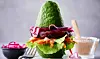Vegetarisk avocadoburger med bønnebøffer og røget chili
