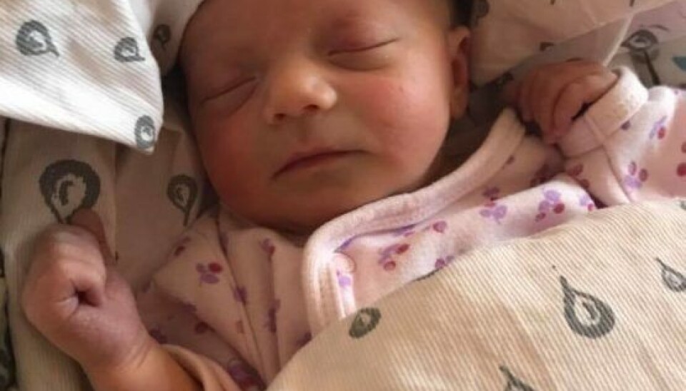 Det vides ikke, om lille Maja kort efter fødslen fejrede landsholdets triumf. I hvert fald havde hun travlt med at komme ud, så far kunne nå at se kampen. (Foto: Privat)