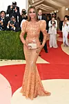 Da Beyonce gik til gallafest i 2016, var hendes latexkjole dækket fra top til tå med perler, der hver især vurderes til at koste mellem 37.000 og 50.000 kroner. Prisen er ukendt, men med det store antal perler når den nemt op over en million kroner (Foto: Getty Images)