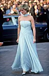 Prinsesse Diana bar denne Catherine Walker-kjole tre gange – blandt andet under Cannes Film Festival i 1997. Da den blev bortauktioneret, indbragte den 860.000 kroner (Foto: Getty Images)