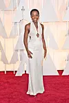 I 2015 tog Lupita Nyong’o fusen på alle de kvindelige konkurrenter, da hun dukkede op i denne Calvin Klein-kjole med intet mindre end 6.000 perler. Estimeret værdi: 942.000 kroner (Foto: Getty Images)