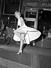Marilyn Monroe bar historiens dyreste kjole, da hun medvirkede i filmen 'The Seven Years Itch'. Den blev senere solgt for 35 millioner kroner på en auktion (Foto: Getty Images)
