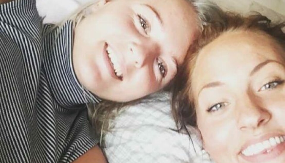 Line prøver at glæde sig over de gode minder, hun har om sin søster. (Foto: Privat)