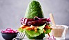 Vegetarisk avocadoburger med bønnebøffer og røget chili