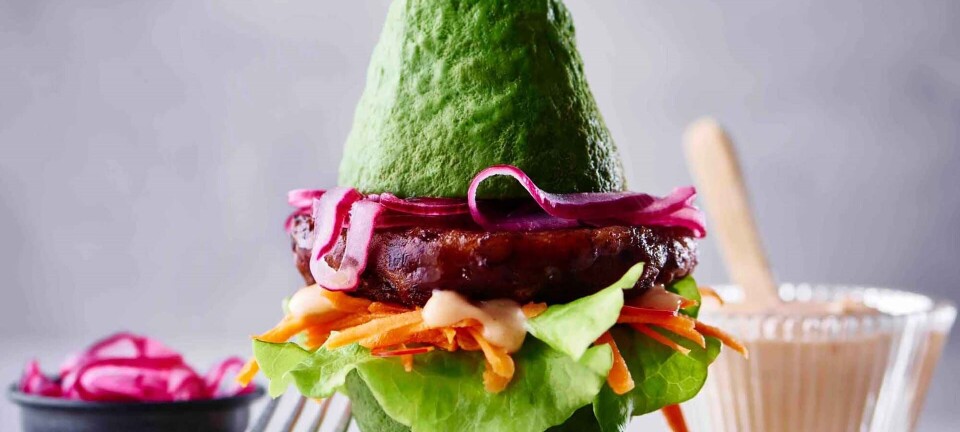 Vegetarisk avocadoburger med bønnebøffer og røget chili