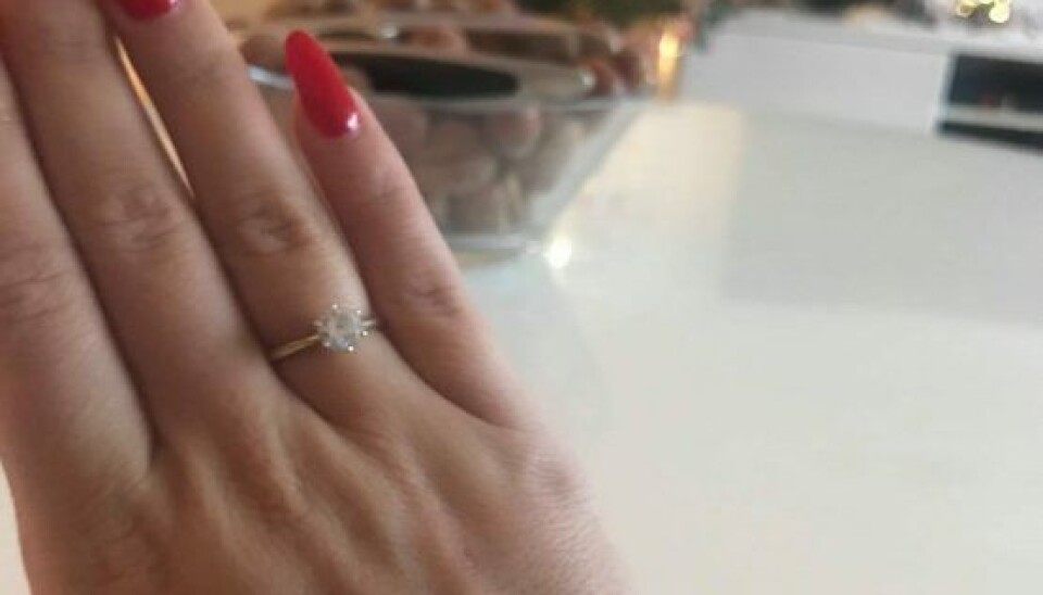 Den lykkelige Sandra fik sidste år ring på fingeren. (Foto: Privat)