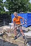 2003
- Sådan har jeg det faktisk allerbedst i fjernsynet, som her i 'Hokus krokus'. Store støvler og frisk luft i kinderne. I min karriere har jeg altid fået lov til at være mig selv, men når jeg laver 'Go’ morgen Danmark' skal jeg dog nettes i en times tid af sminkøren. Jeg kan godt se hvorfor, men jeg hader faktisk at bruge tid på det. (Foto: TV 2)