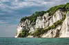 Møns Klint rejser sig hele 128 meter over havet og er et af Danmarks absolut smukkeste naturfænomener.
