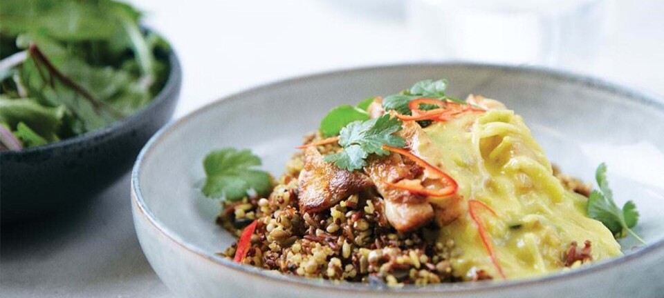 Kyllingeoverlår med fuldkornsris og karry-ingefærsauce