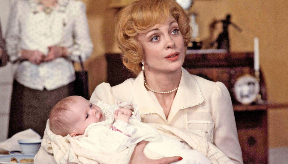 Ugens afsnit byder på et nyt medlem af 'Matador'-familien, da Varnæs-ægteparret får en efternøler (Foto: DR)