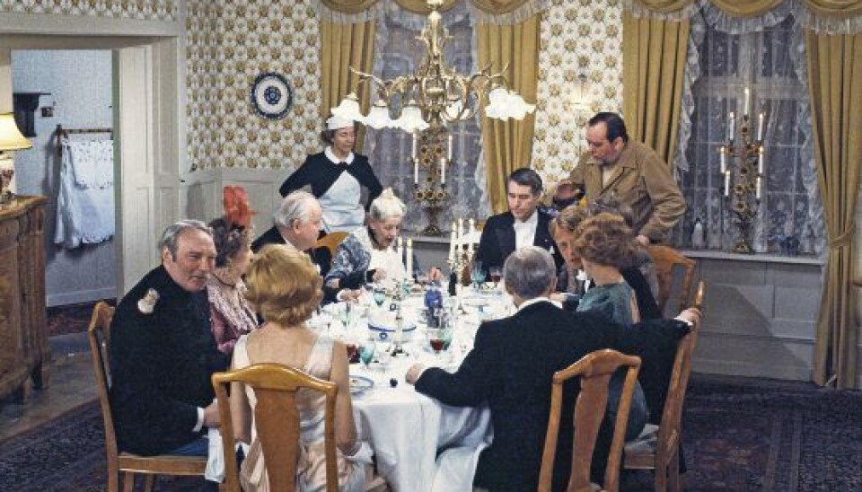 Erik Balling kunne godt lide, når scenen var i kassen på første forsøg. Her instruerer han skuespillerne ved et middagsselskab hos familien Varnæs. (Foto: DR)