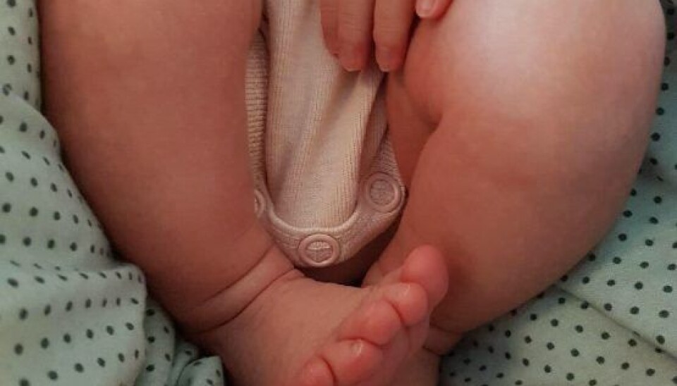 Parret vil endnu ikke dele et billede af datteren, men de gav alligevel et lille smugkig, da de annoncerede fødslen. (Foto: Privat)