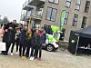 De otte nybyggere - Charlotte & Frederik, Maria & Kristian, Bolette & Jimmi og Mike & Thomas  - foran Nybyggerhuset på lørdagens åbne hus i 2E Bolig Projektsalgs NærHeden-projektet, der foreløbig tæller i alt 300 meget forskellige boliger – lejligheder og rækkehuse (Foto: 2E Bolig Projektsalg)