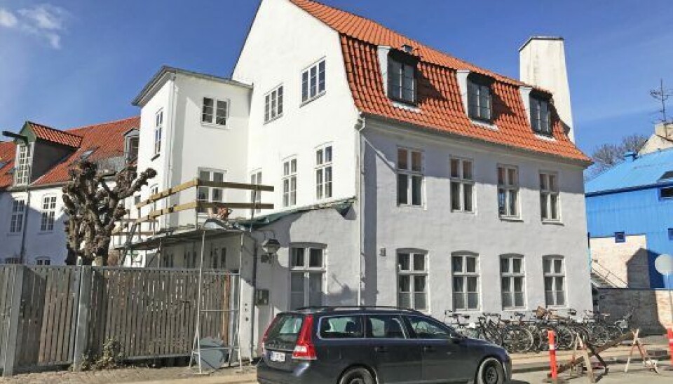 Her i bygningen på en af de mindre befærdede gader på Christianshavn har Pilou Asbæk købt lejlighed med familien. (Foto: Jan Körner)