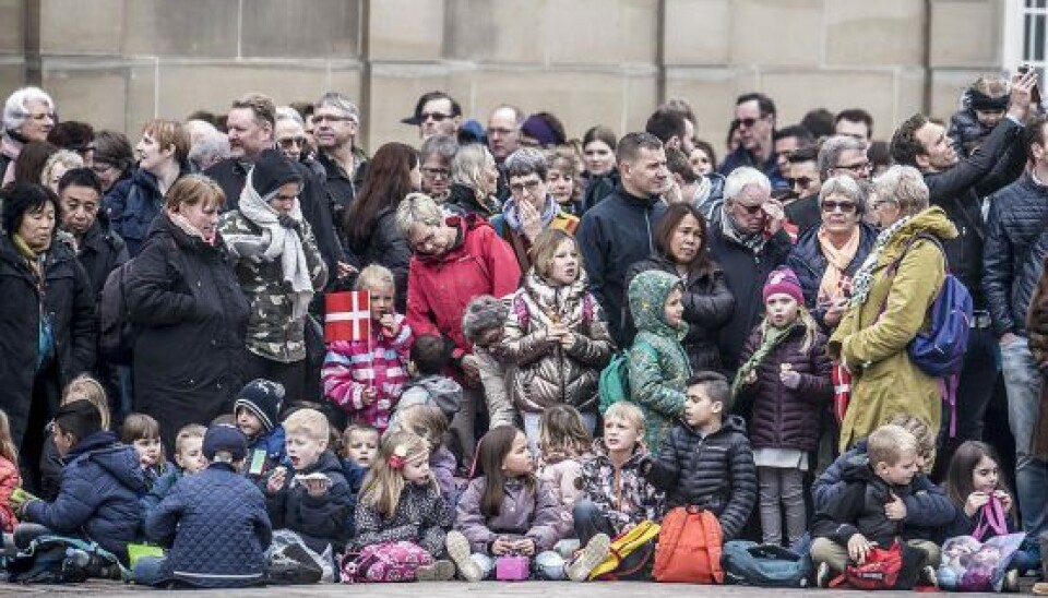 Mange folk var mødt frem for at hylde Dronning Margrethe på Amalienborg Slotsplads i København. (Foto: Mads Claus Rasmussen/Ritzau Scanpix)