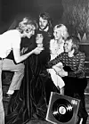 1974: Solo med ABBA
Jørgen de Mylius var den eneste journalist, der mødte op til interview med Abba-medlemmerne oven på deres superhit ”Waterloo”. Her overrakte han gruppen en guldplade for salg af hittet i Danmark og fik til gengældt et luftkys af Anni-Frid (Foto: Privat)