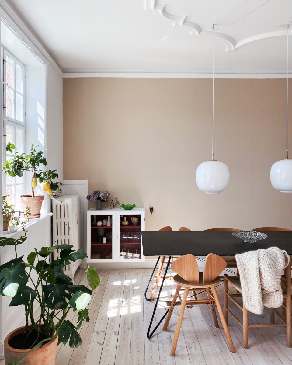 Spisebordet hedder On-a-string og er fra OK Design. Barnestolen med justerbar fodstøtte er fra Nofred. Lamper fra Louis Poulsen.