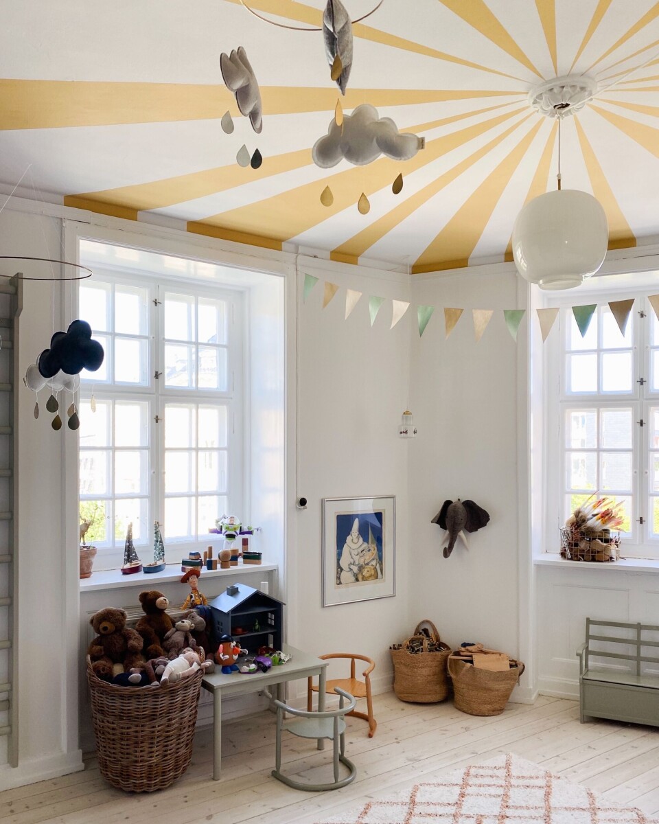 Blikfanget på børneværelset er helt sikkert det smukke 'cirkus'-loft. Anna stolene er fra IKEA og designet af Karin Mobring i 1950-60'erne.