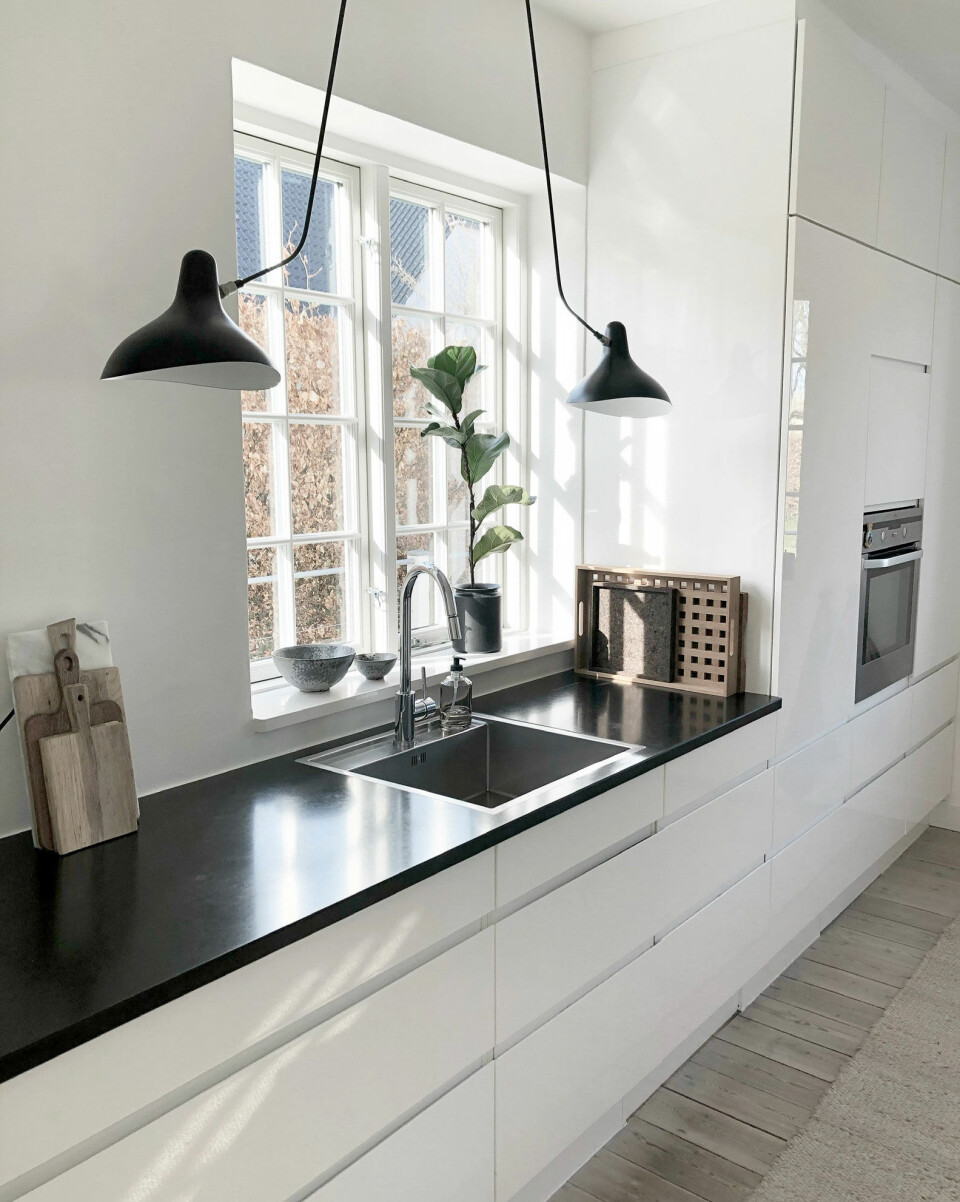 Lamperne i køkkenet er fra DCW éditions.