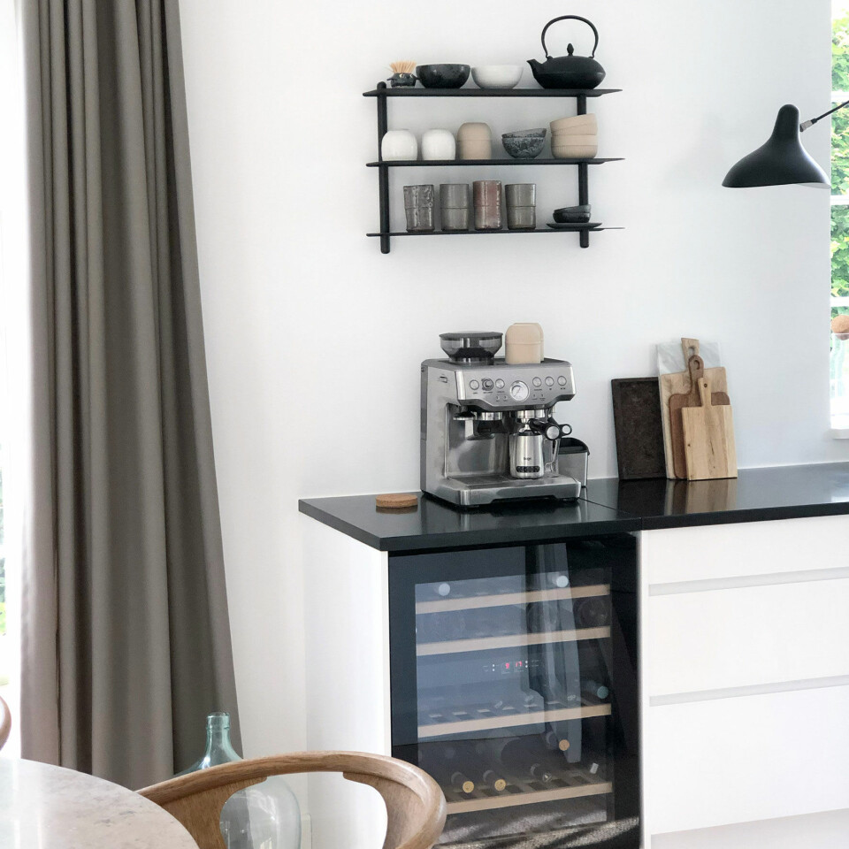 Ekspressomaskine fra Sage Appliances UK og hylde fra Gejst.