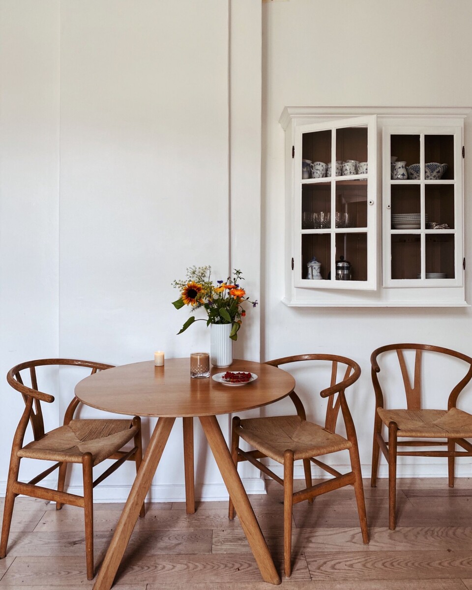 Vitrineskabet har fået en fin plads i køkkenet.