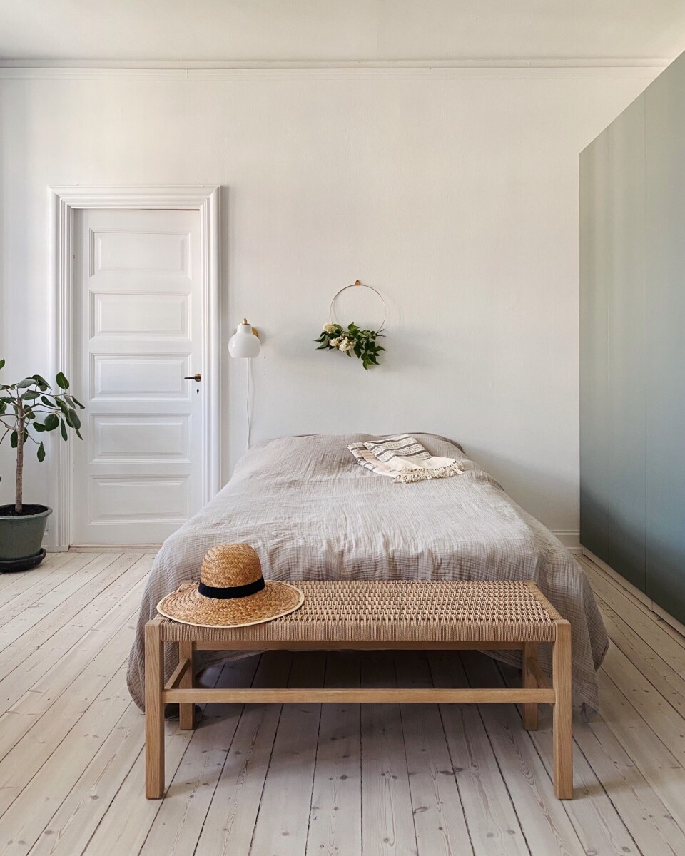 Bænken for enden af sengen er fra MTdesign, lampe fra Loius Poulsen og sengetøj fra H&M Home.