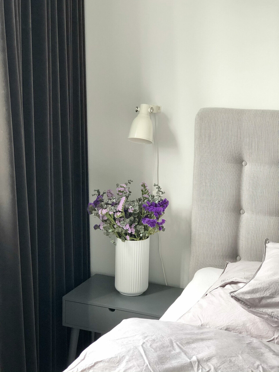 Fine afstemte farver i soveværelset. Seng fra Carpe Diem Beds, lampe fra IKEA, sengebord fra Jysk, vase fra Lyngby Porcelæn, gardiner fra Brandsborgs og sengetøj fra Aiayu.