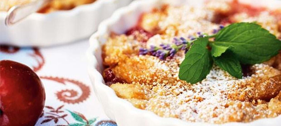 Skøn crumble med blommer, pærer & makroner