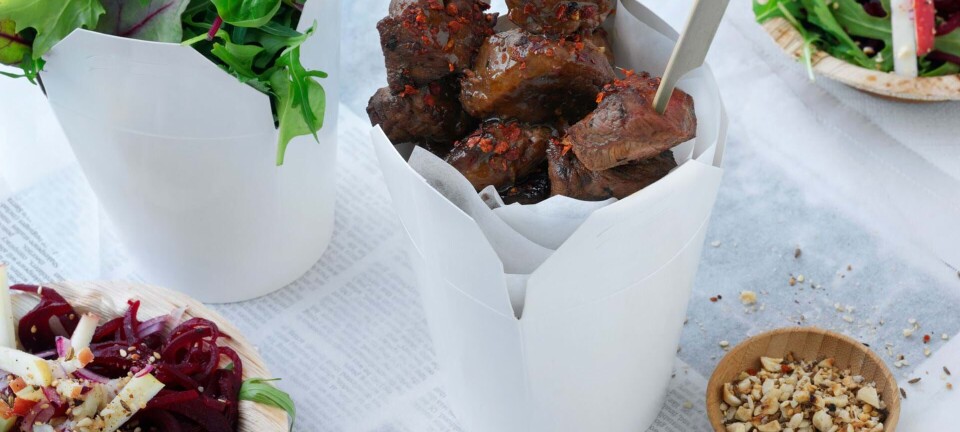 Lækre bøfspyd med rødbedesalat