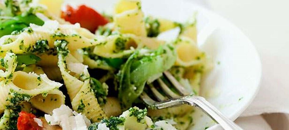 Pasta med persillepesto og semi-dried tomater