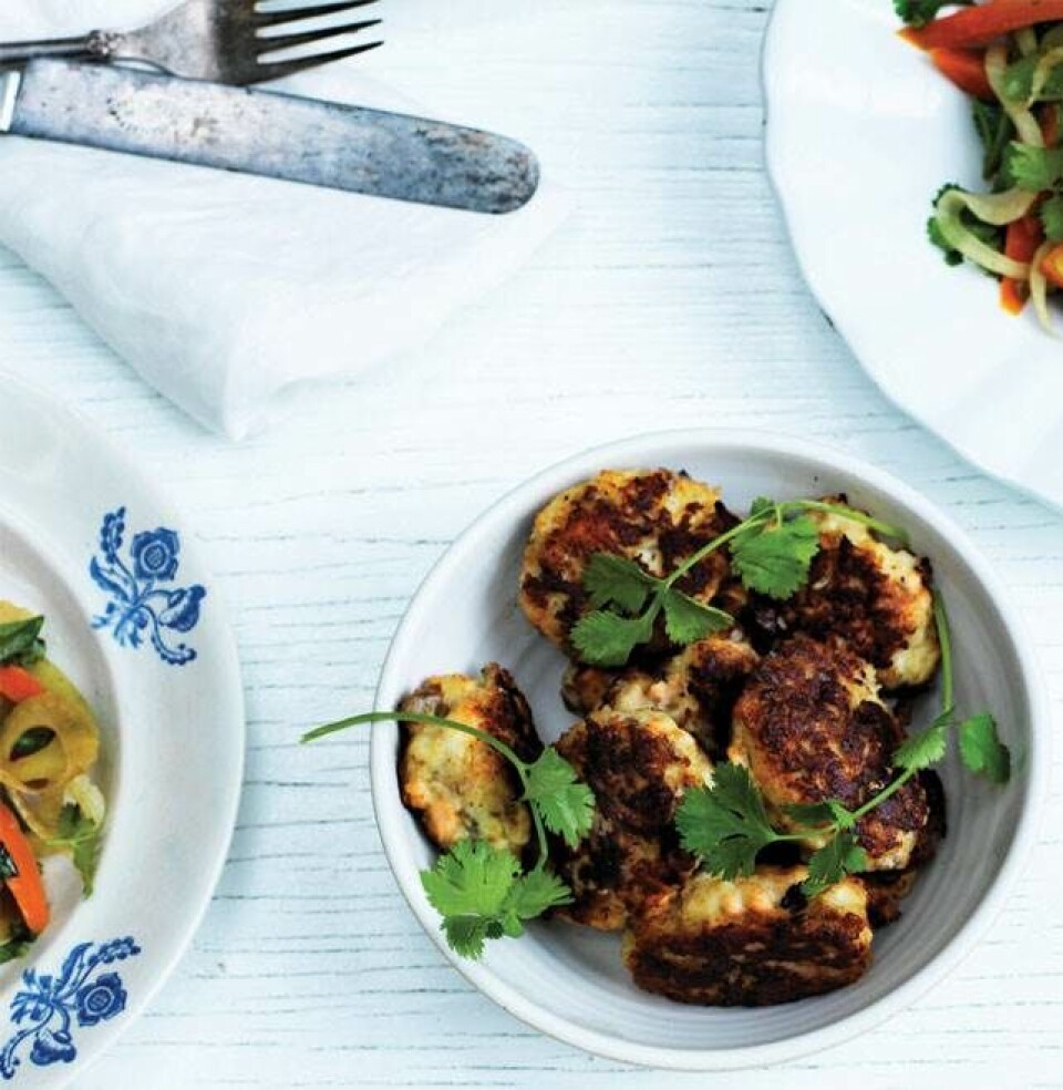 Fiskedeller med chilimayo, lynstegt grønt og sesamkartofler