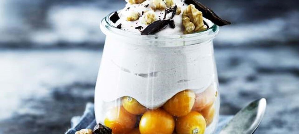 Mousse med mørk chokolade, valnødder og ananaskirsebær
