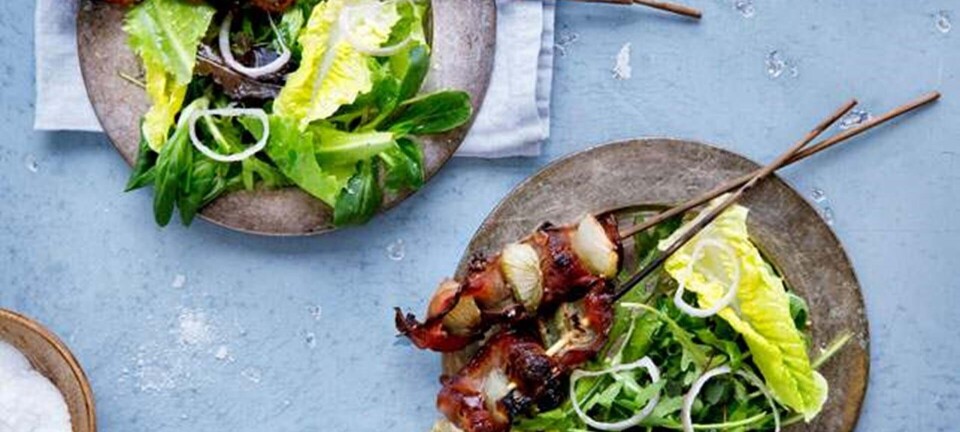 Salat med løg, dadler og bacon